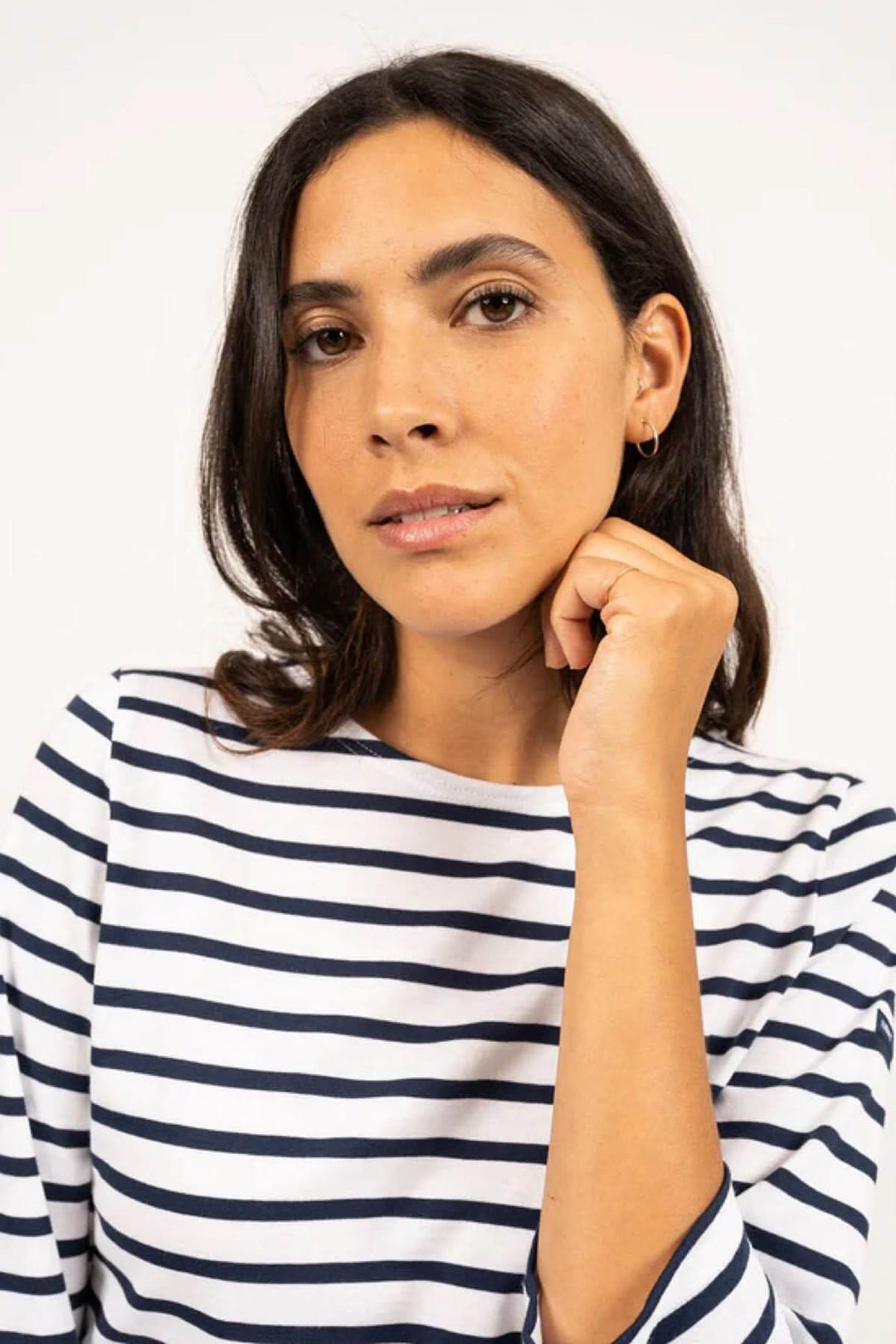 Modèle portant un chandail rayé GALATHEE II, manches ¾, encolure ronde, style féminin et marine.