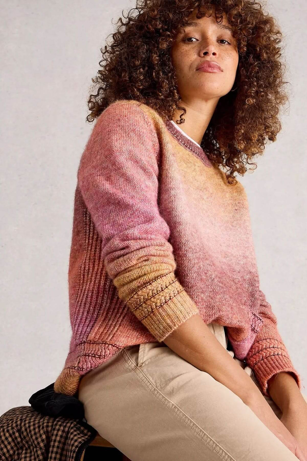 Chandail Lilbet en maille dégradée avec nuances chaudes, coupe décontractée et poche kangourou, porté par une femme au style moderne.