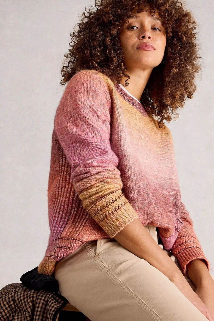 Chandail Lilbet en maille dégradée avec nuances chaudes, coupe décontractée et poche kangourou, porté par une femme au style moderne.