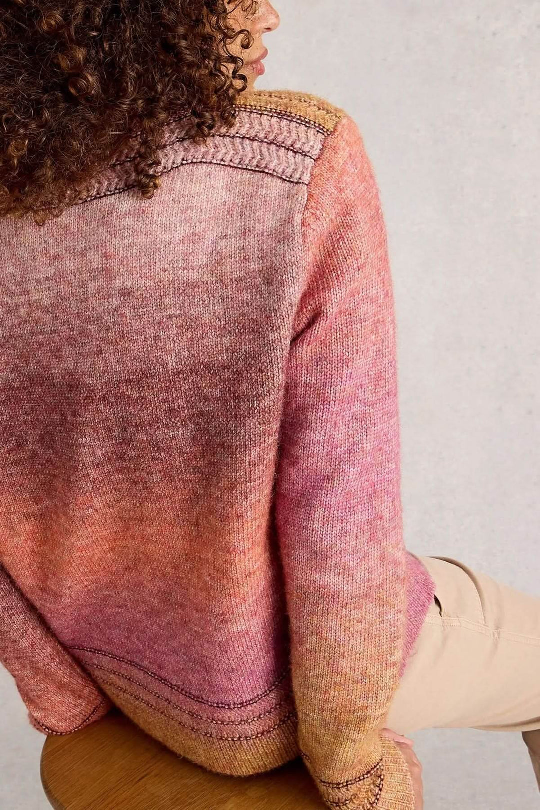 Chandail Lilbet en maille dégradée aux nuances chaudes et coupe décontractée, avec poche kangourou.