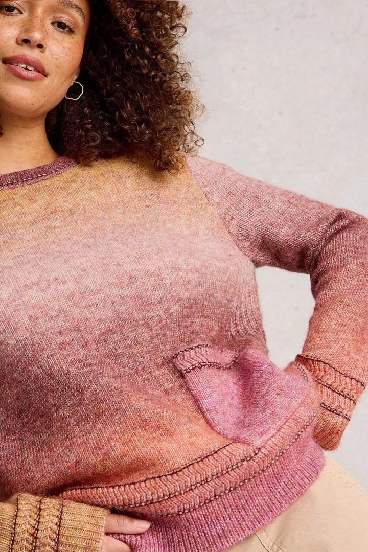 Chandail Lilbet en maille dégradée avec poche kangourou, couleurs chaudes, coupe ample et confortable.