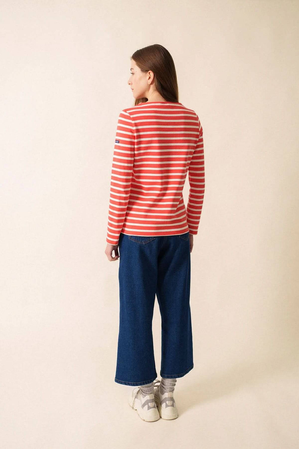 Femme portant le Chandail MERIDAME II en coton épais rayé, style marinière chic et confortable pour inter-saisons. Vue arrière.