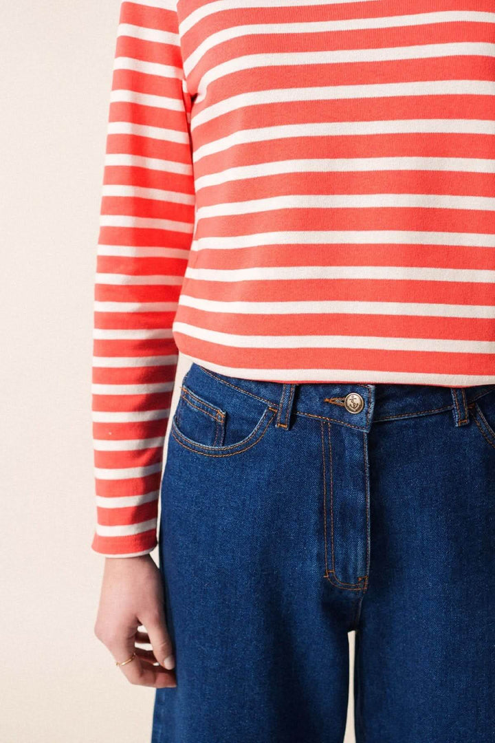 Chandail MERIDAME II en coton cardé rayé, coupe féminine chic pour inter-saisons, marinière rouge et blanche avec jean.