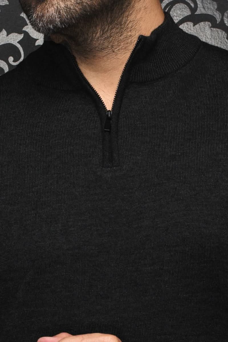 Chandail Mesta en laine mérinos avec col montant et fermeture éclair, couleur noire, style raffiné et confortable.