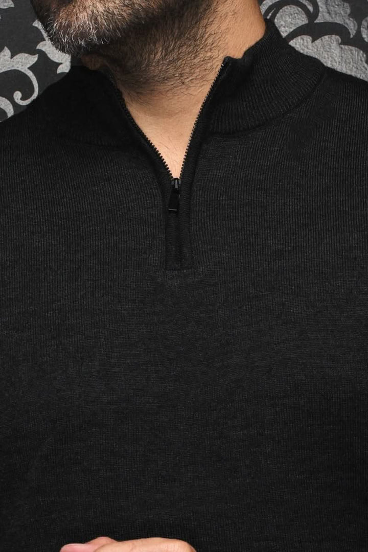 Chandail Mesta en laine mérinos avec col montant et fermeture éclair, couleur noire, style raffiné et confortable.