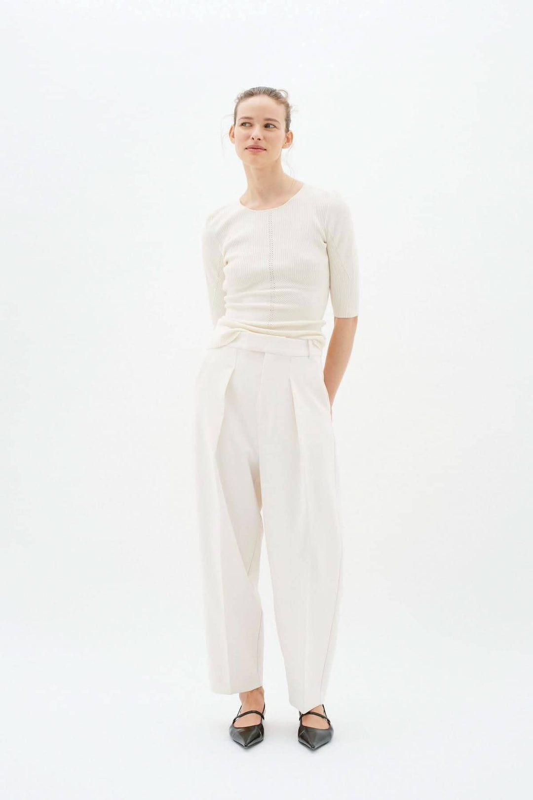 Chandail Mirios en viscose avec broderie, coupe ajustée, manches 1/2, et pantalon élégant en blanc.