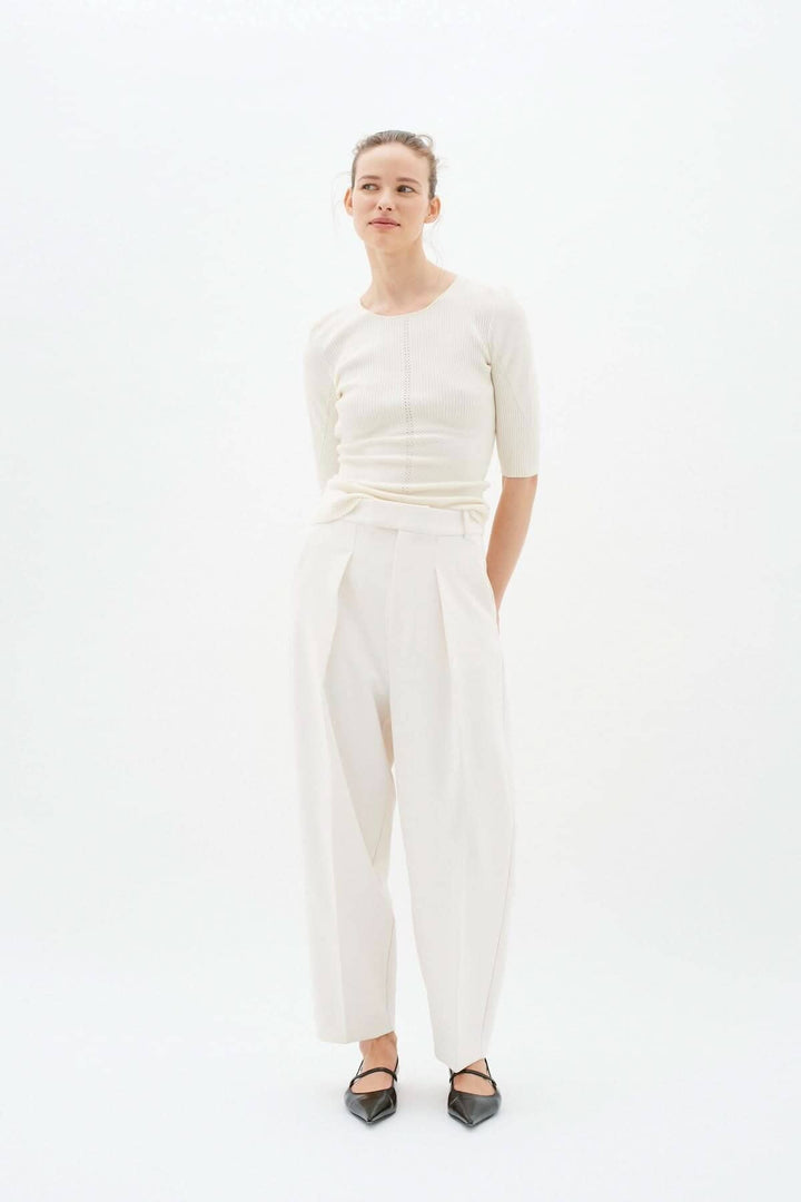 Chandail Mirios en viscose avec broderie, coupe ajustée, manches 1/2, et pantalon élégant en blanc.