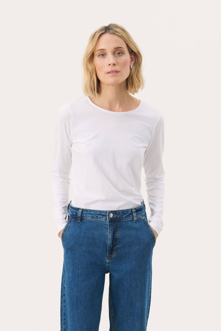 Chandail Nemajas à manches longues en jersey extensible, encolure ronde et coupe ajustée, modèle féminin en blanc.