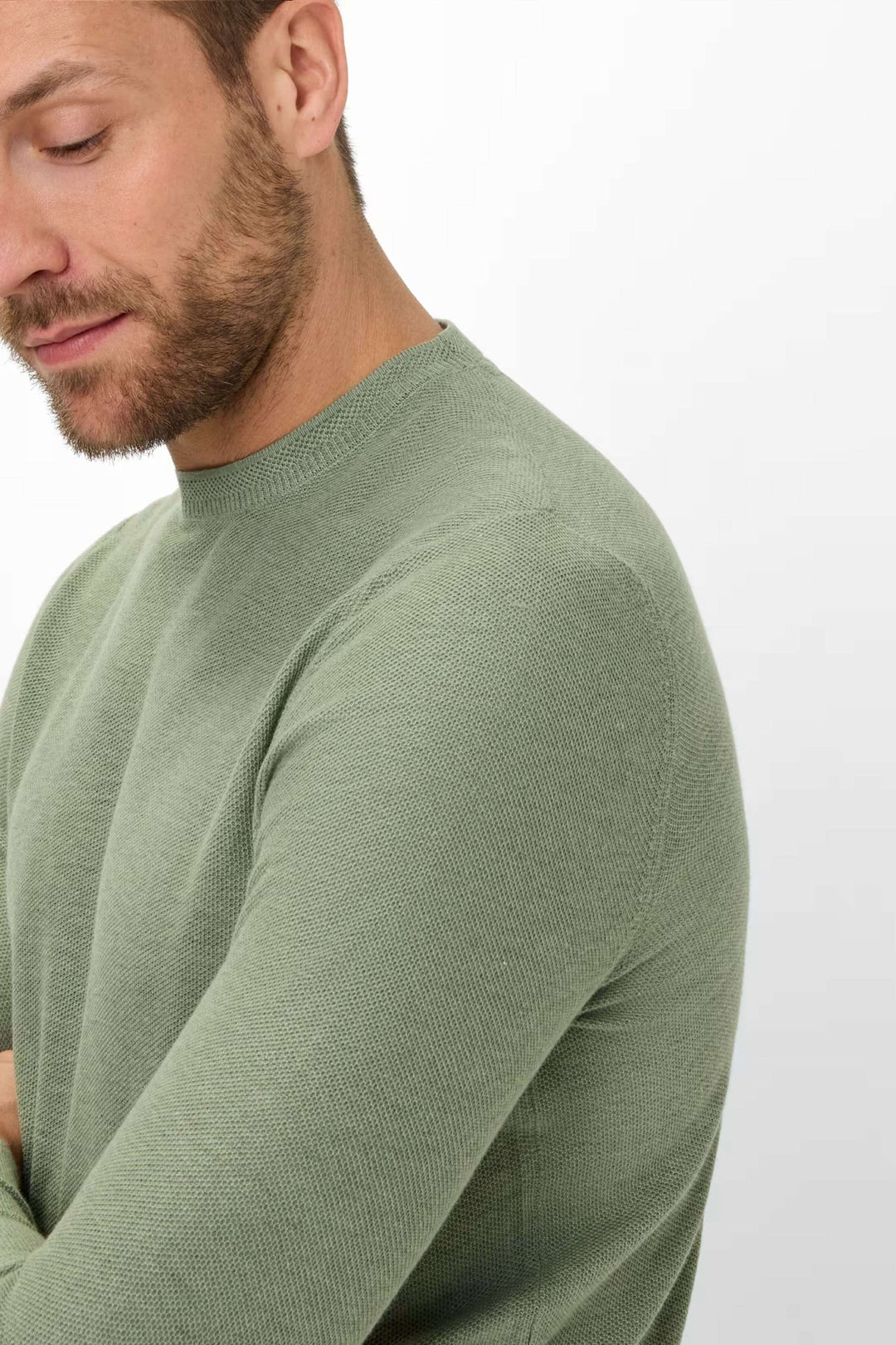 Chandail à col rond vert en maille fine, idéal pour un look élégant et décontracté.