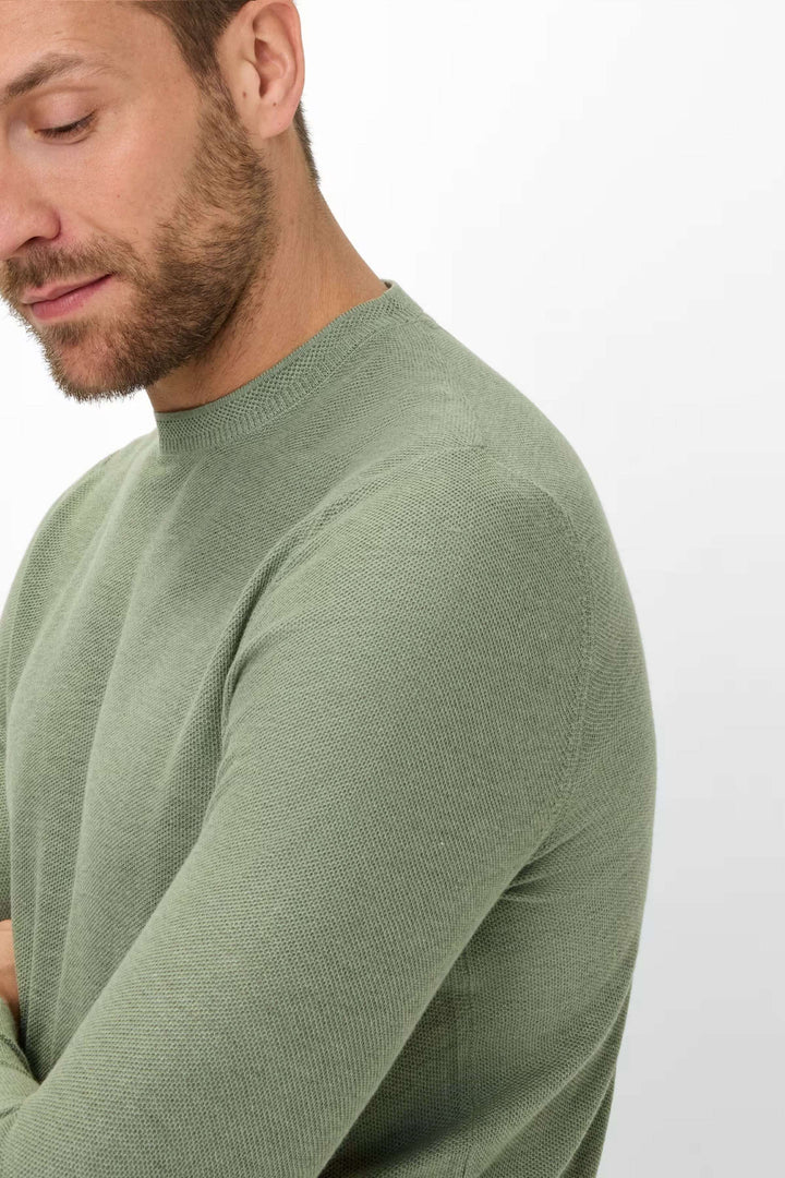 Chandail à col rond vert en maille fine, idéal pour un look élégant et décontracté.