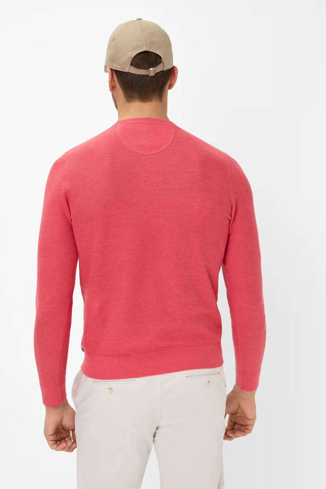 Chandail à col rond en maille fine de couleur corail, porté par un homme, vue arrière.