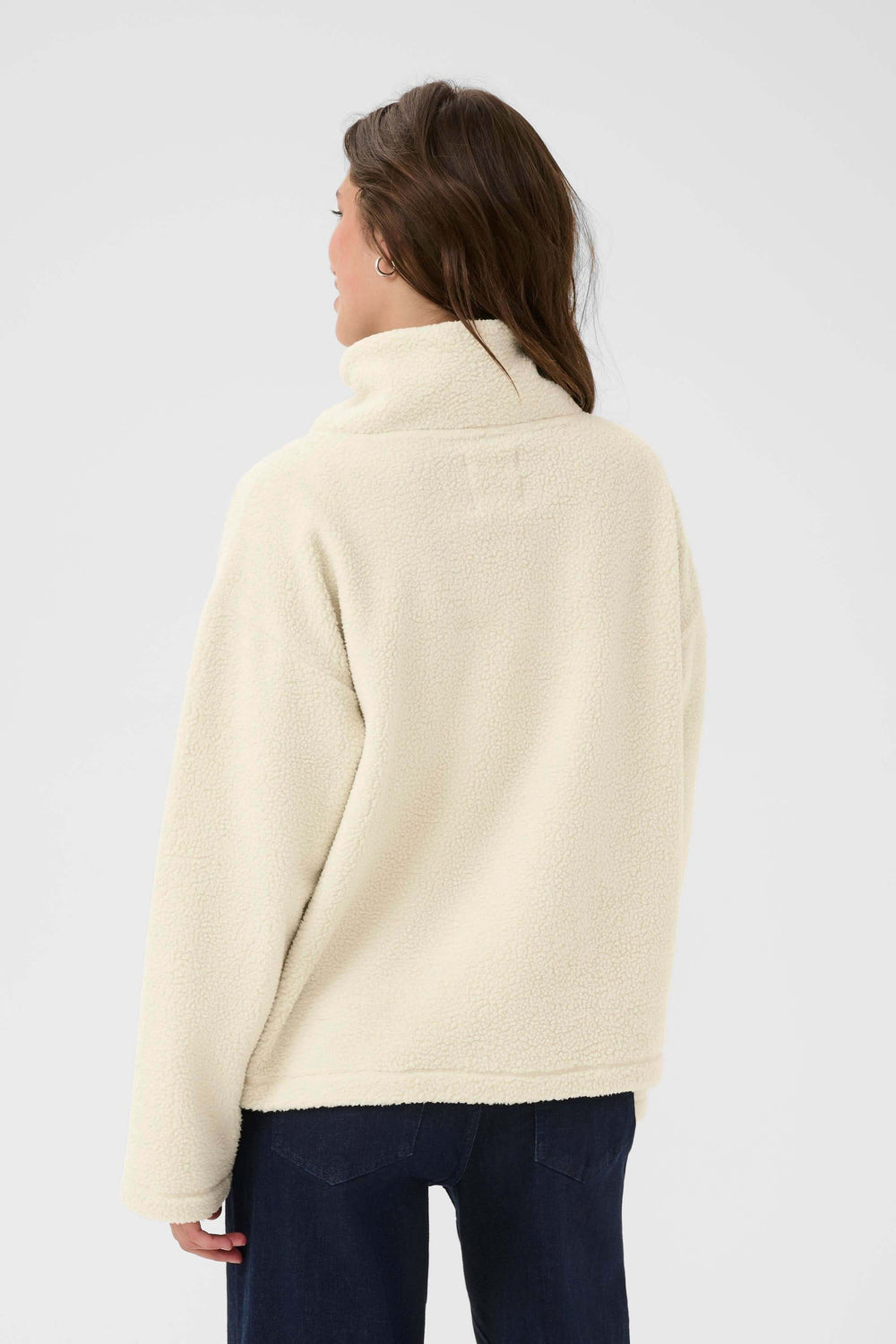 Dos d'un Chandail Sirana en tissu effet sherpa avec col montant zippé, porté avec un jean droit.