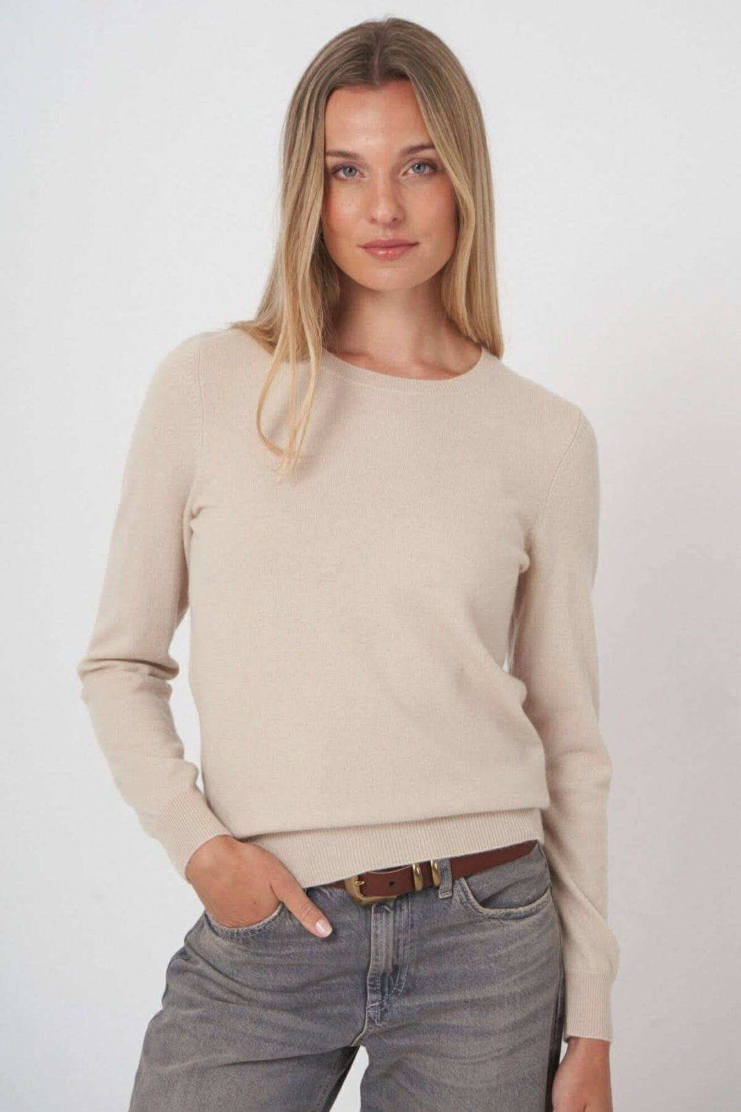 Chandail basique à encolure ronde, couleur beige, porté avec un jean pour un look casual.