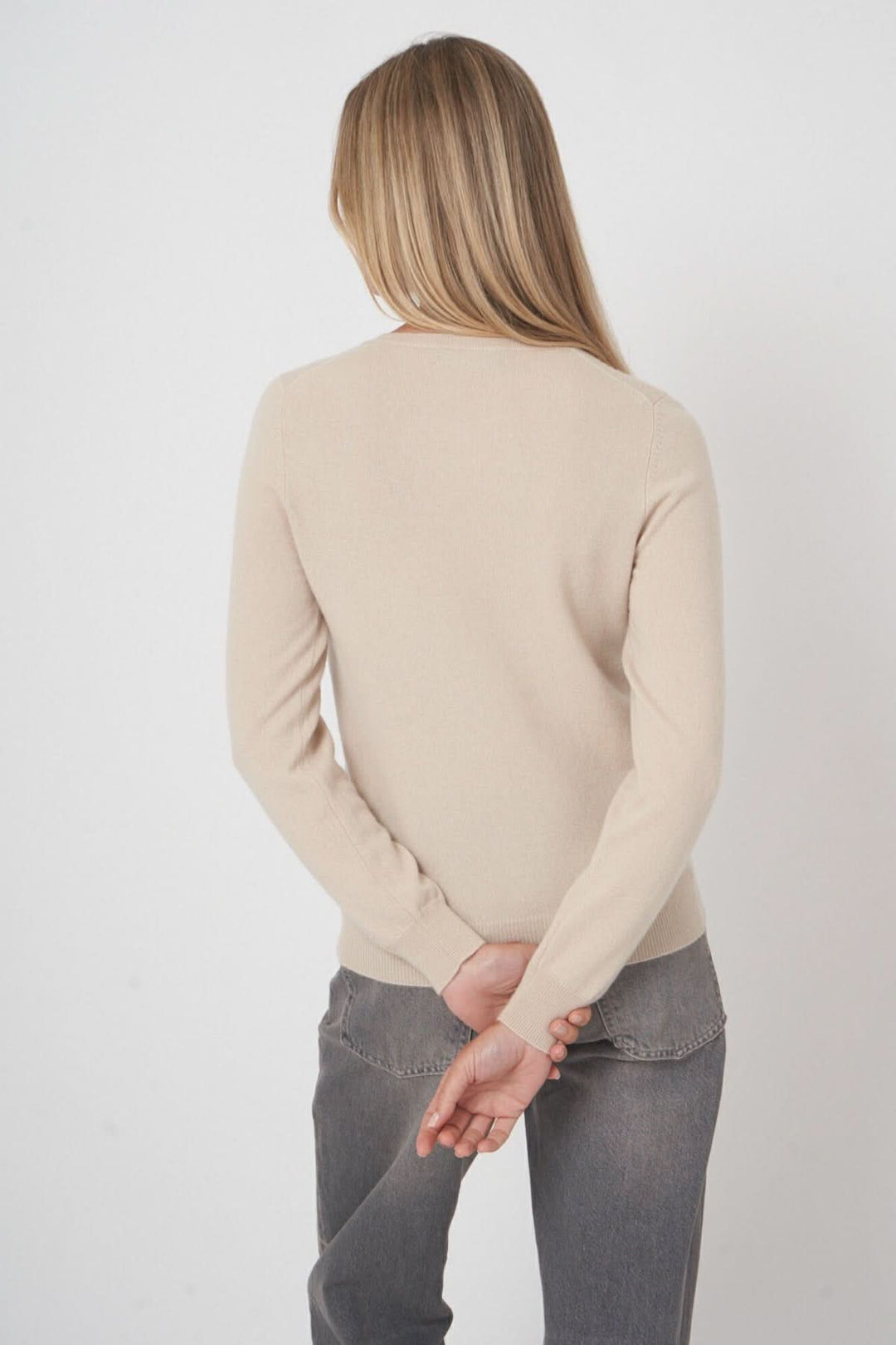 Chandail basique à encolure ronde en maille fine, vu de dos, idéal pour un look casual ou habillé.