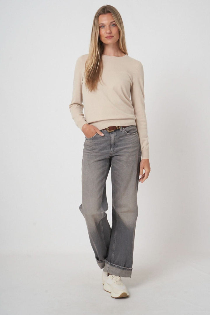 Chandail basique à encolure ronde, maille fine, porté avec un jean décontracté pour un look casual.