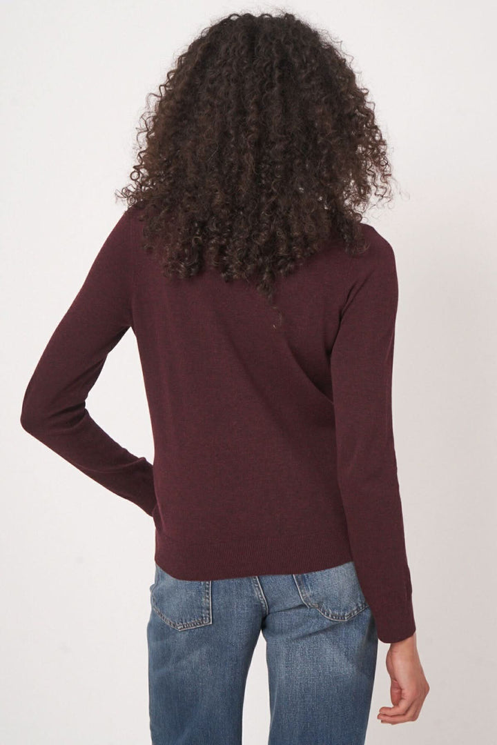 Chandail basique à encolure bateau, coupe droite, porté avec jeans, style minimaliste.