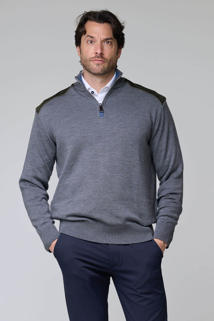 Homme portant un chandail à col demi-glissière avec empiècements en maille grise, empiècements en velours côtelé sur les épaules, look décontracté.