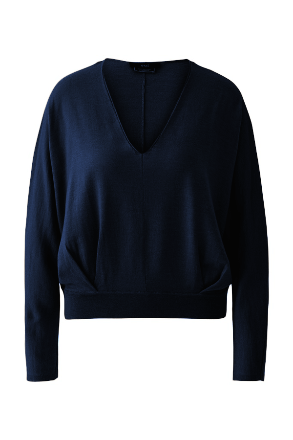 Chandail à col en V et manches chauve-souris élégant en bleu, coupe fluide avec finition côtelée pour une silhouette moderne.