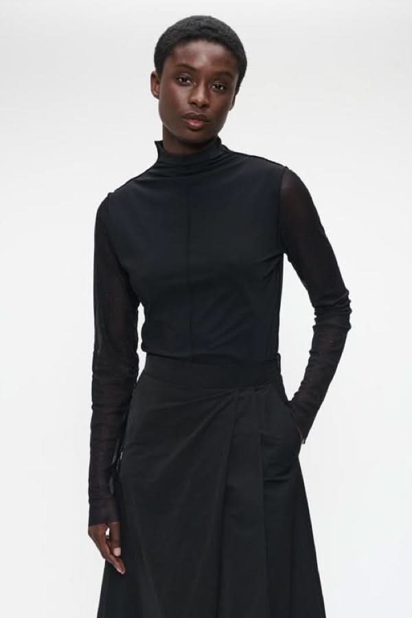 Chandail à col montant et manches transparentes, chic et élégant, idéal pour les tenues de soirée ou professionnelles. Décris moi le produit en français.