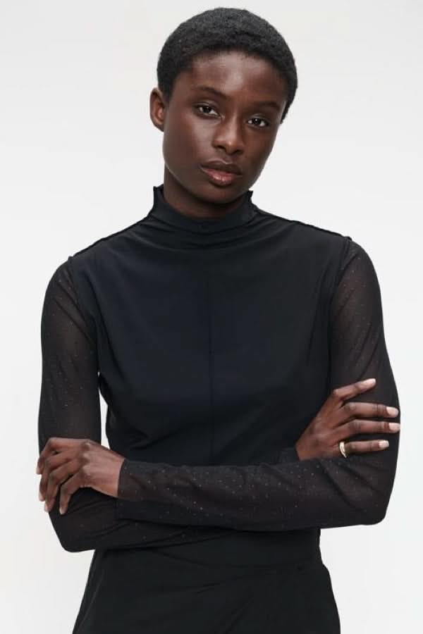 Chandail à col montant et manches transparentes pour un look élégant et moderne.
