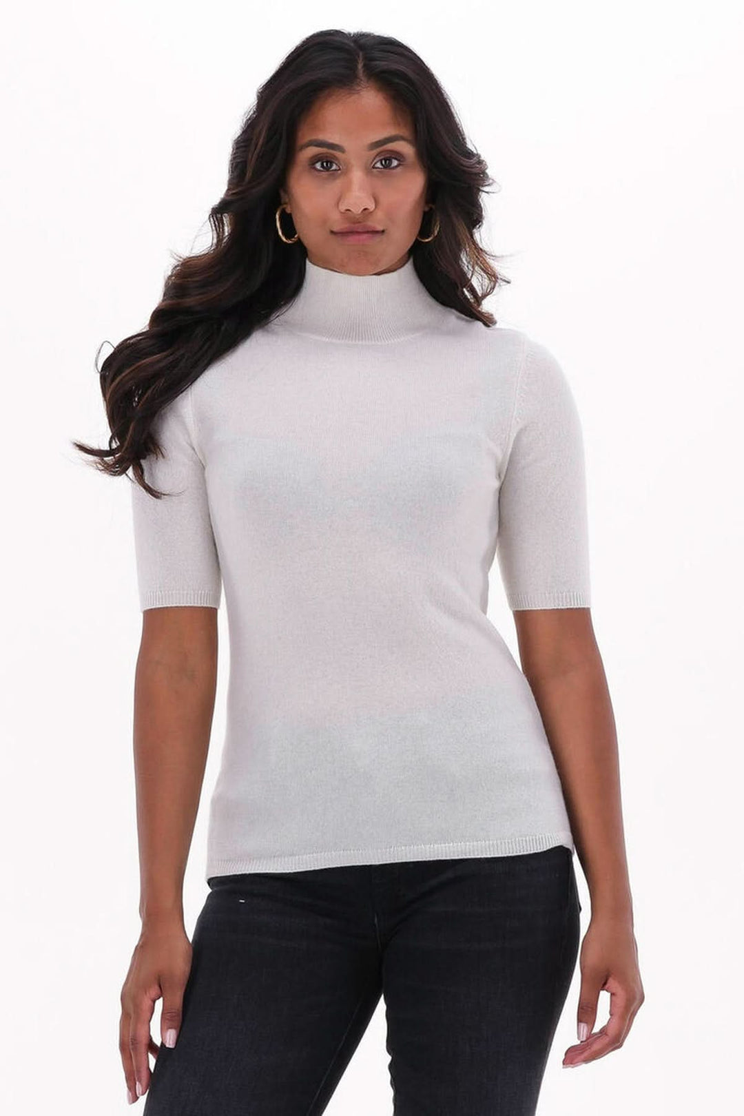 Femme portant un chandail col montant manches courtes — maille fine, style élégant et moderne, parfait avec jean ou blazer.