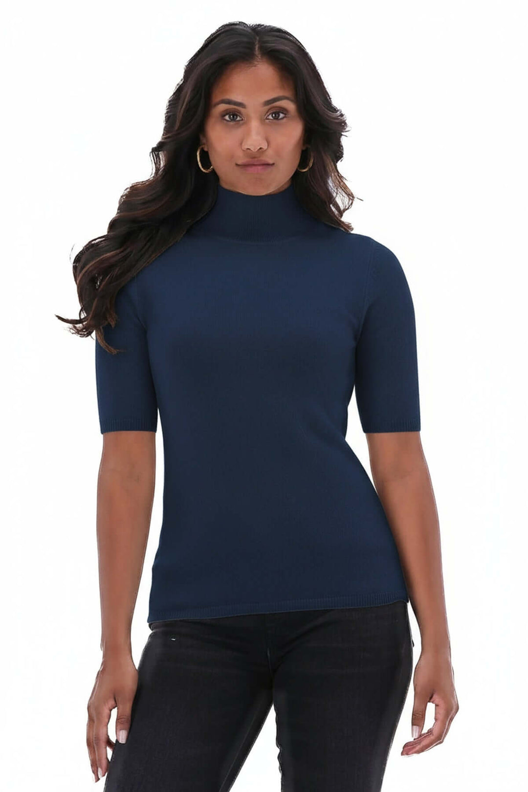 Femme portant un chandail col montant manches courtes — maille fine en bleu, élégant et ajusté.