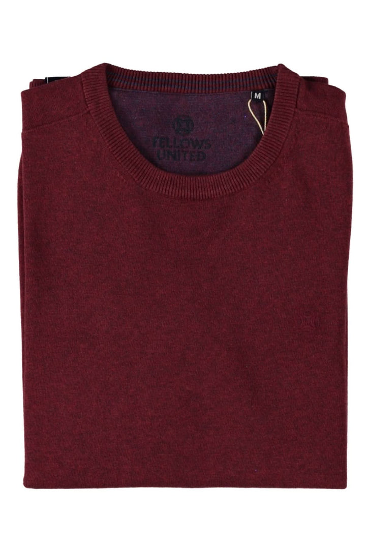Chandail basique col ras du cou, manches longues, couleur bordeaux, idéal pour un look décontracté.