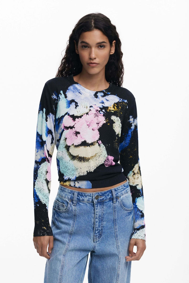 Chandail à col rond imprimé floral abstrait, coupe près du corps, porté avec un pantalon taille haute, mode féminine élégante.