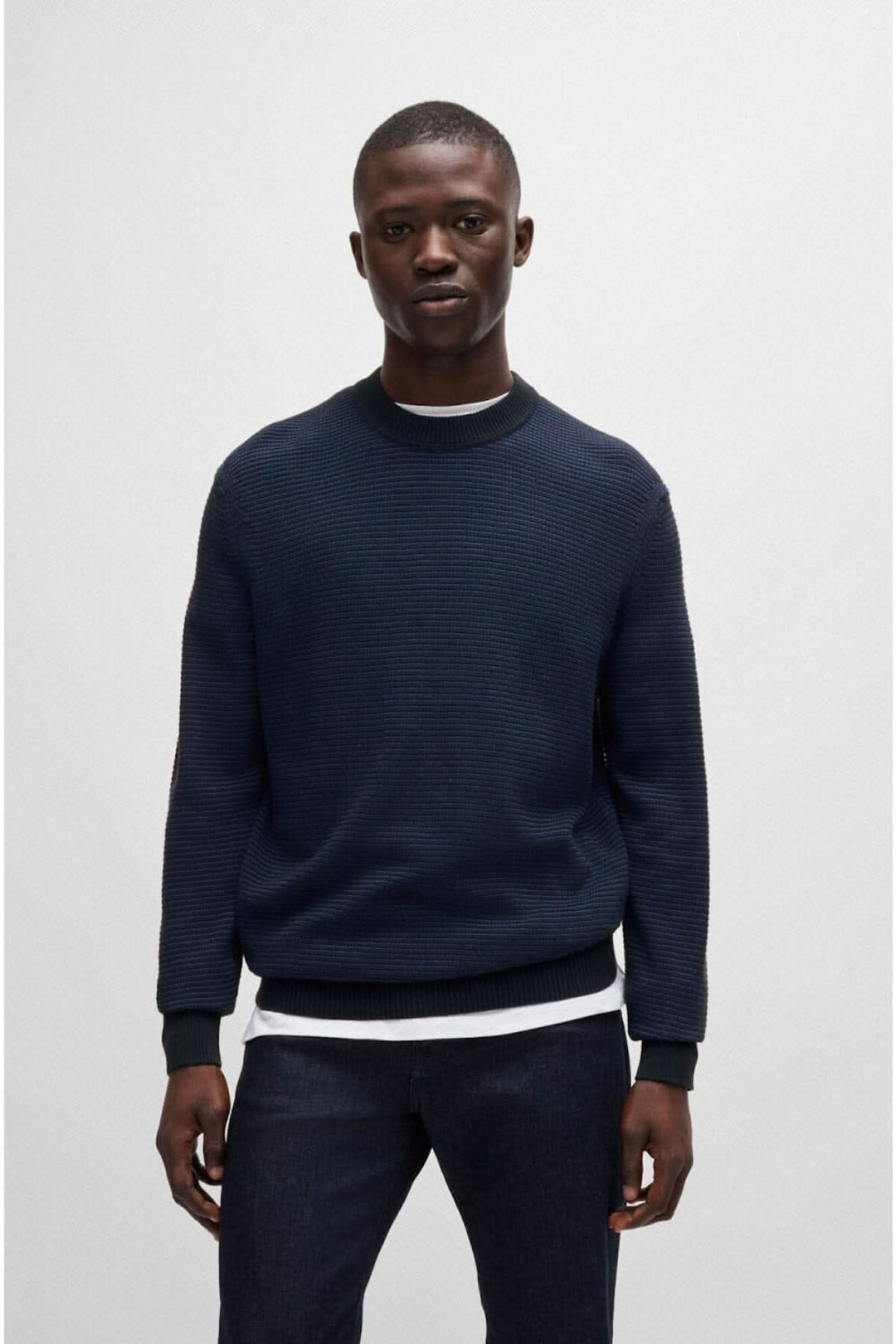 Chandail col rond en coton bleu foncé à coupe Regular Fit pour homme, style moderne et confortable.