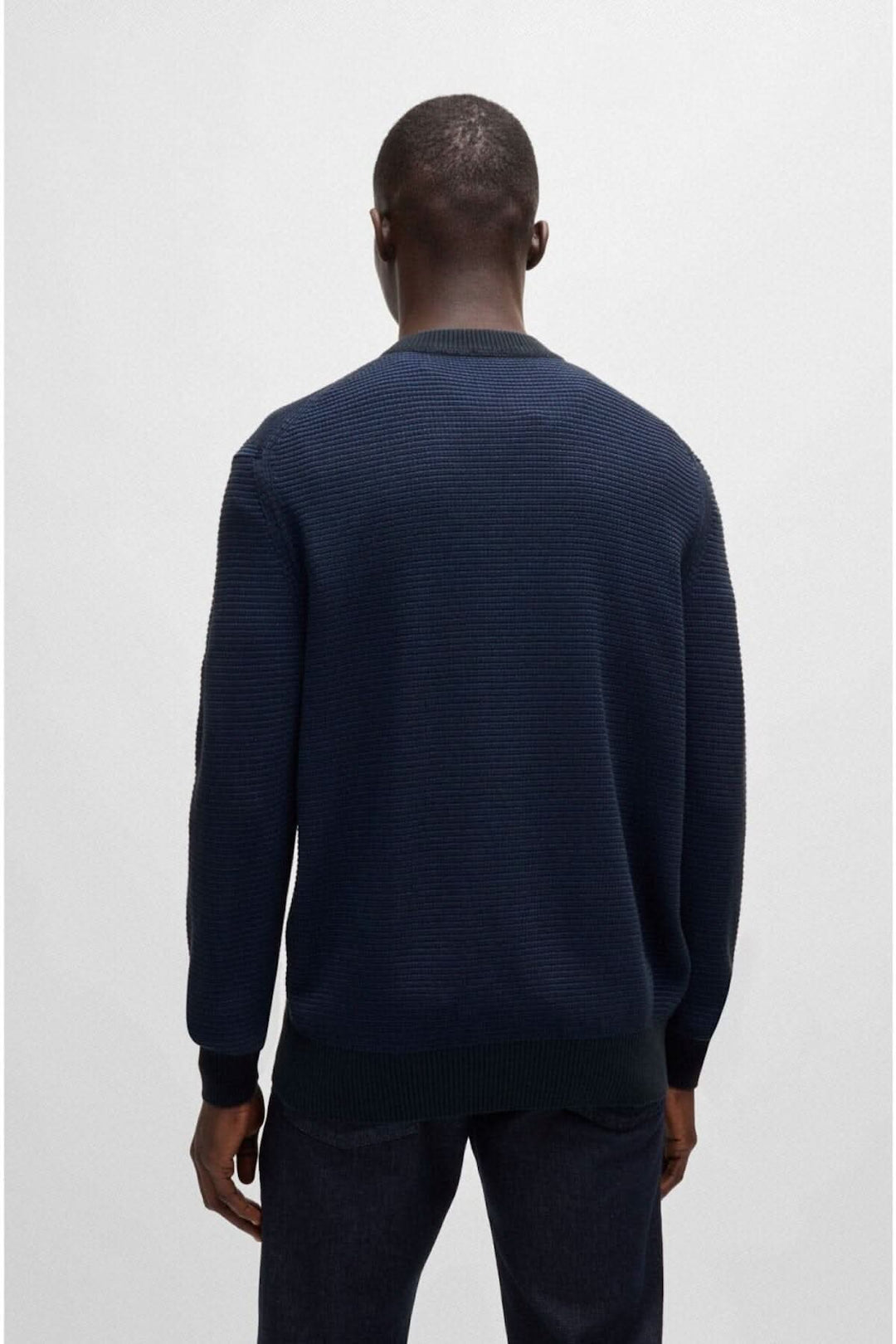 Pull-over en maille bleu foncé pour hommes, coupe Regular Fit, encolure ronde et bordures côtelées.
