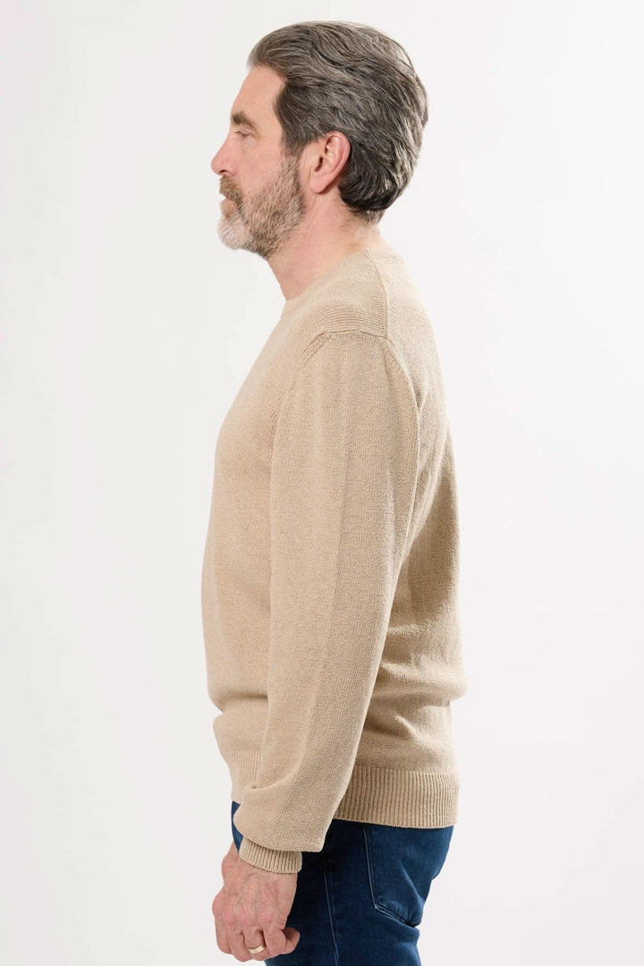Chandail à col rond en tricot texturé, coupe droite, couleur beige, porté par un homme de profil.