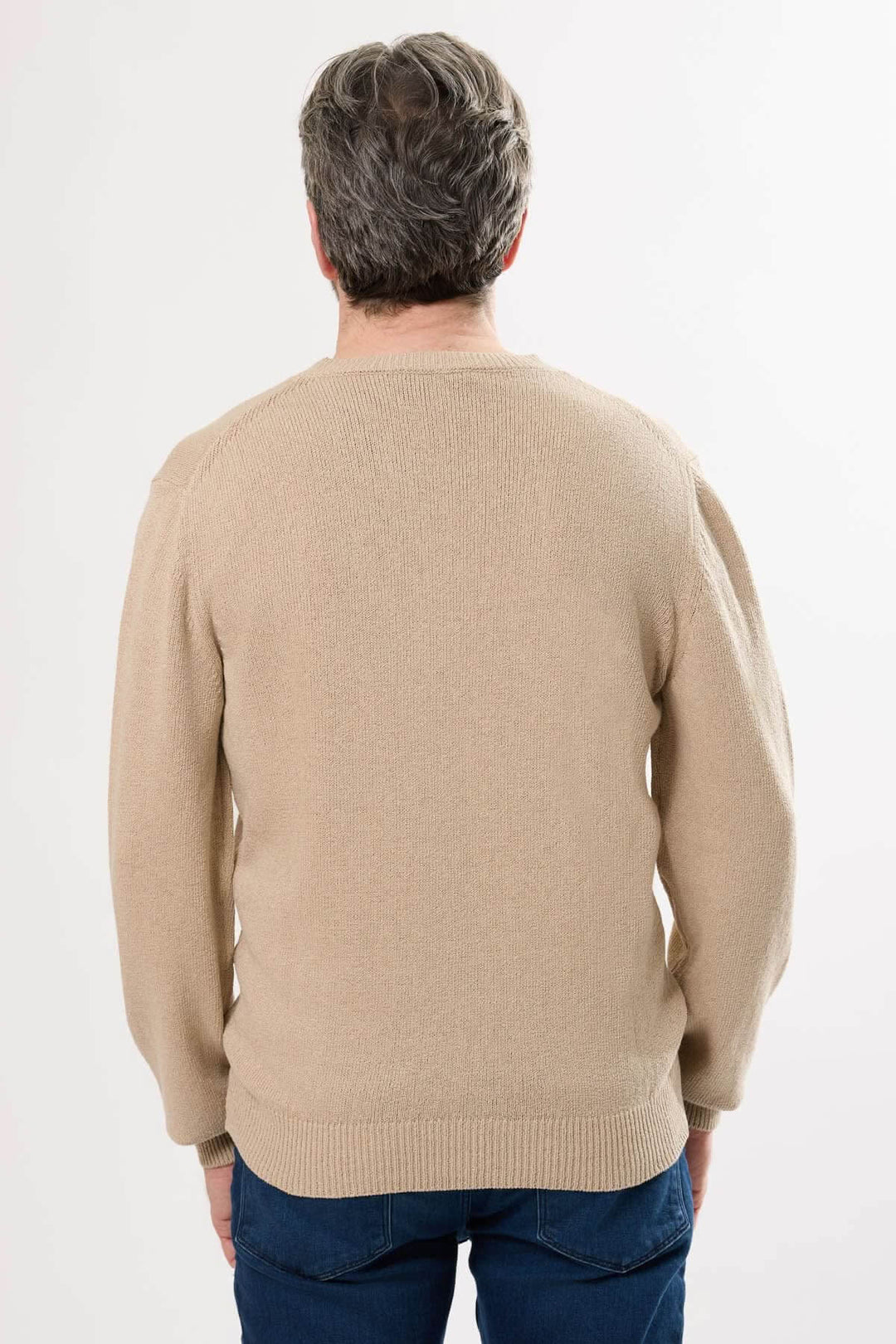 Chandail à col rond en tricot texturé beige vu de dos, coupe décontractée et finition souple.