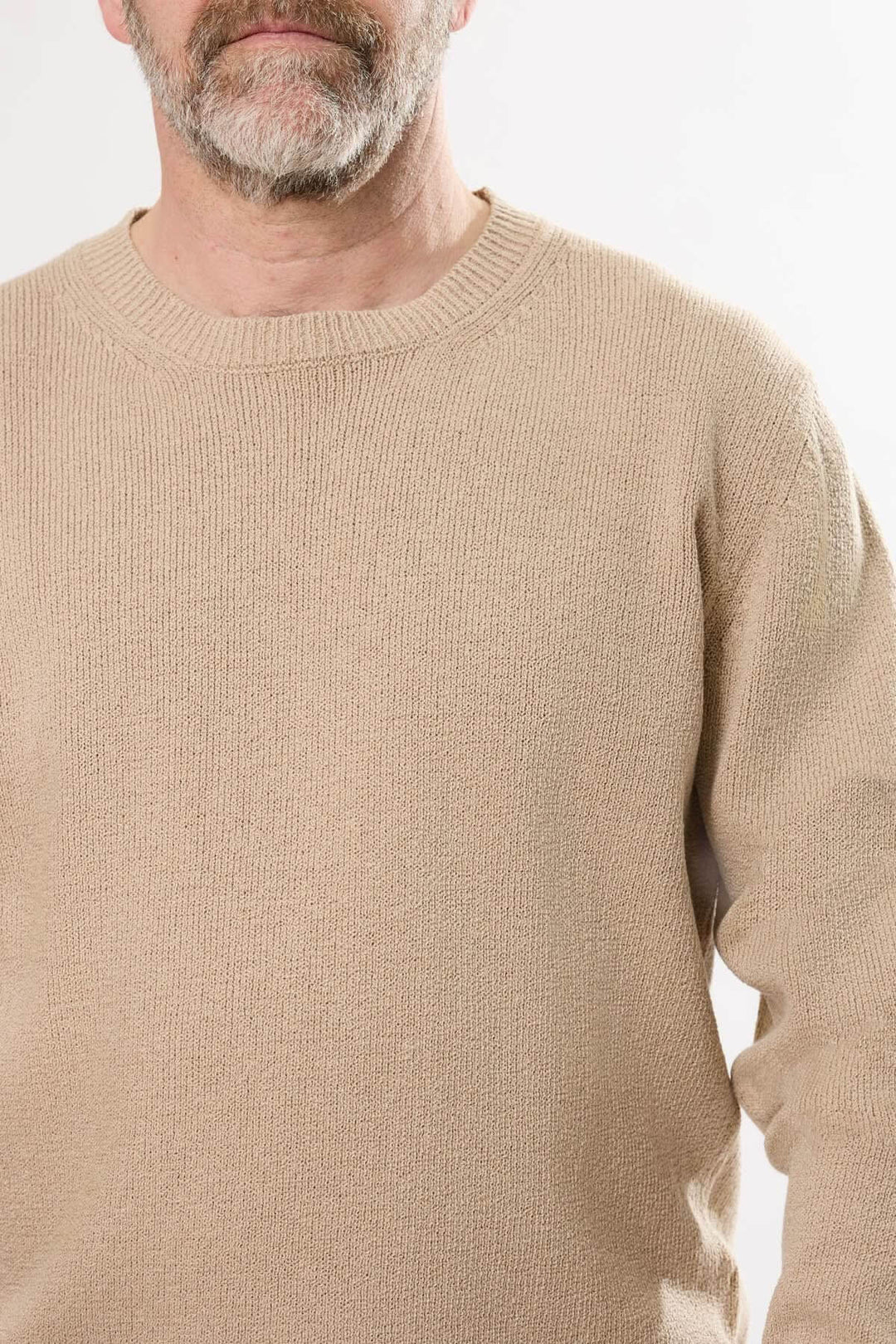Chandail à col rond en tricot texturé beige, style décontracté et confortable pour homme.