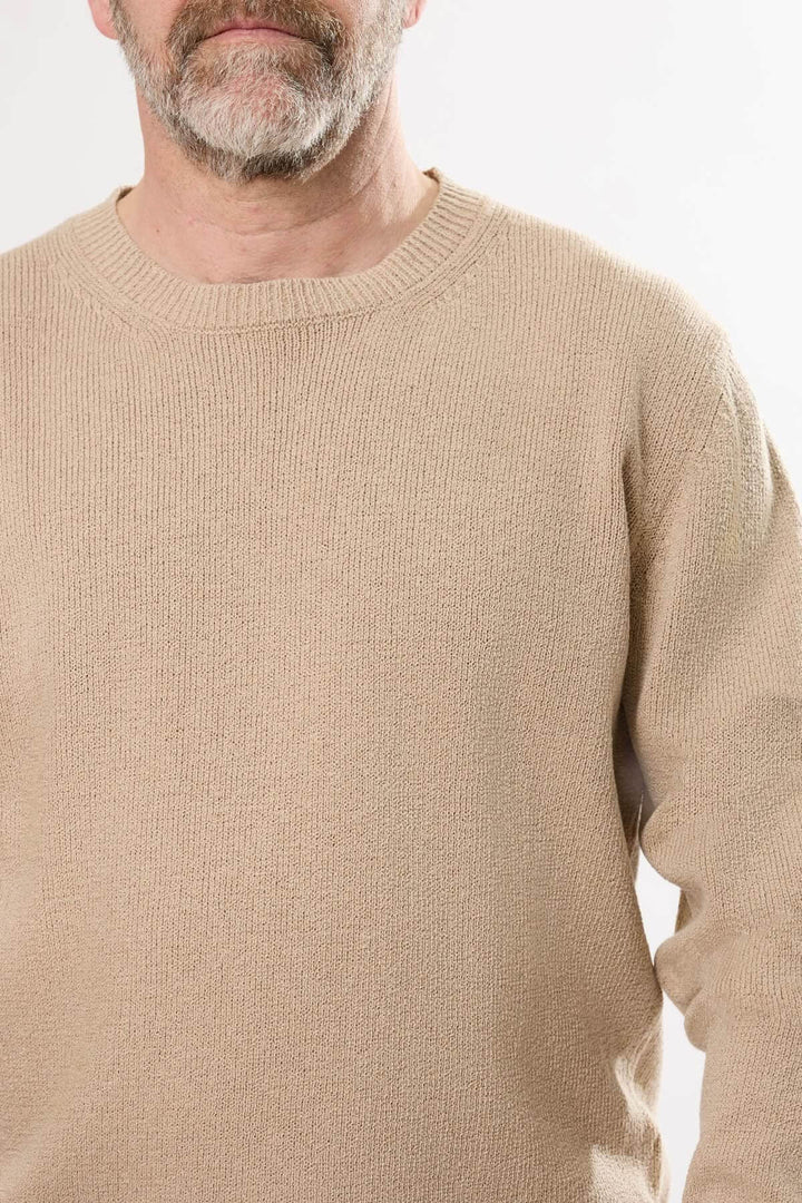Chandail à col rond en tricot texturé beige, style décontracté et confortable pour homme.