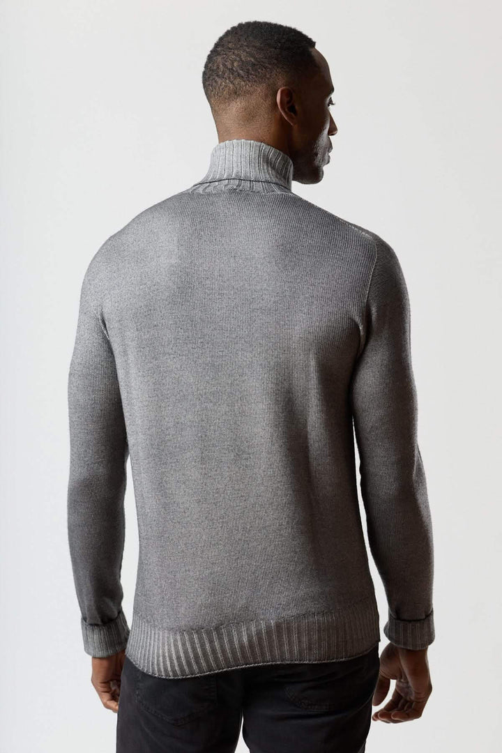 Chandail col roulé jauge fine gris avec col côtelé, confortable et moderne, porté par un homme, vu de dos.