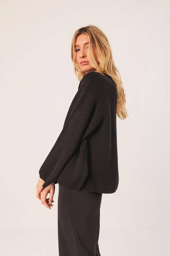 Chandail côtelé noir à col rond, ample et élégant, parfait pour un look chic ou casual.