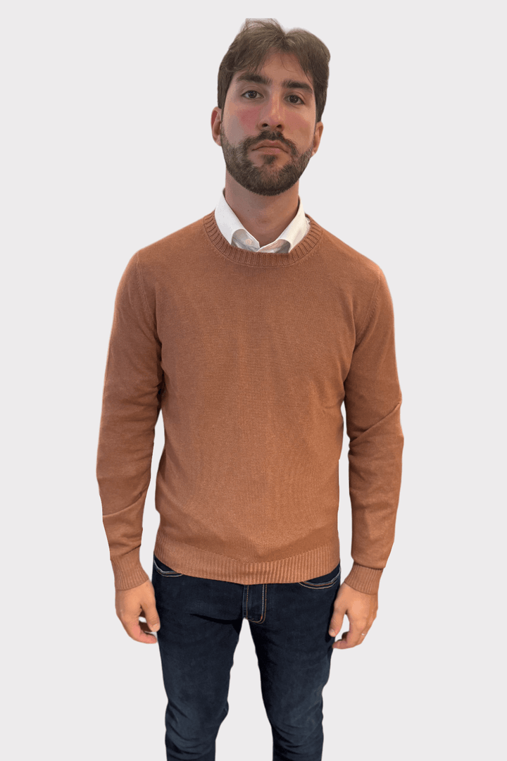 Pull en laine et cachemire orange, coupe classique, porté avec une chemise pour un look élégant et décontracté.