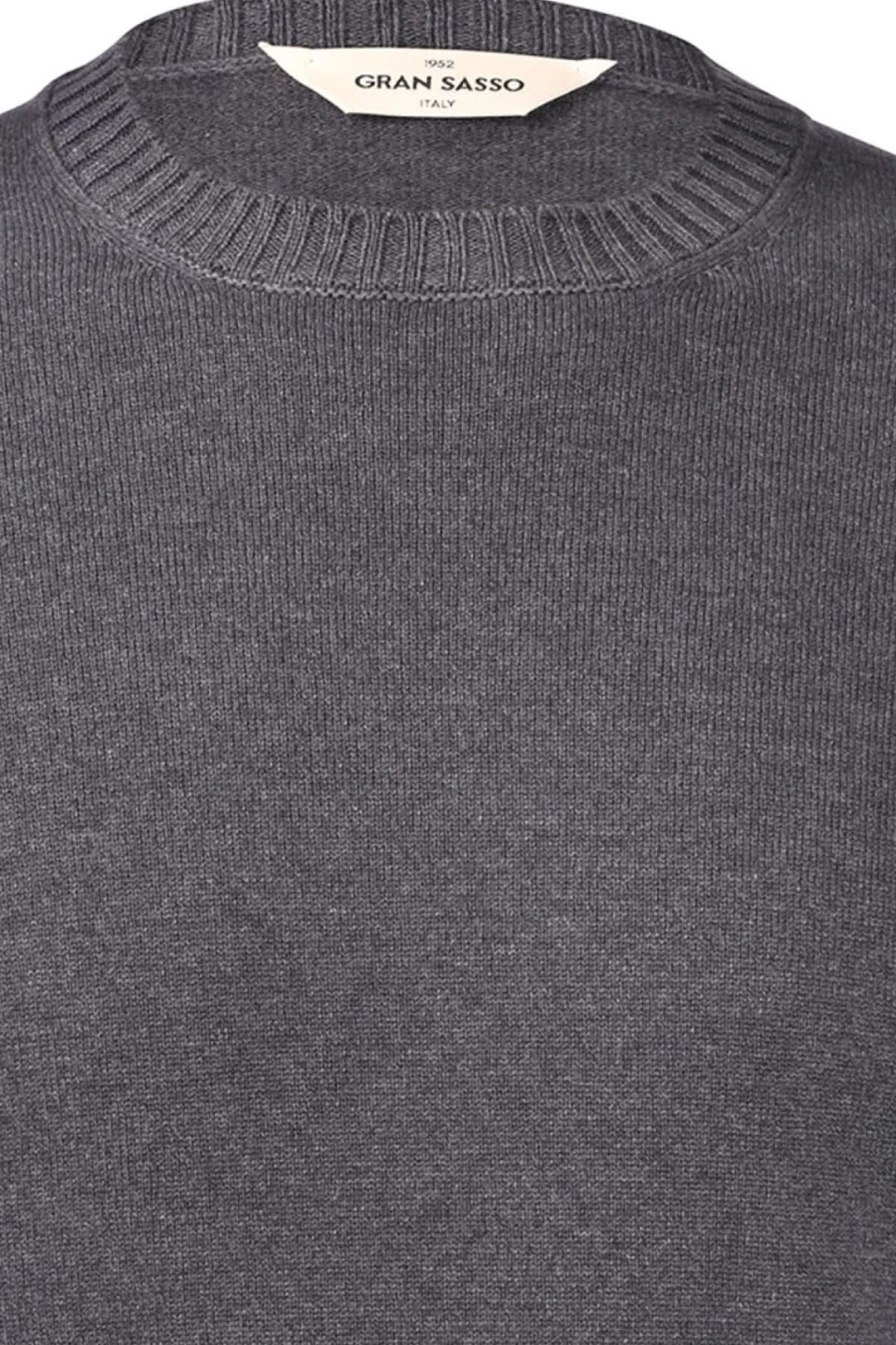 Pull en laine et cachemire gris avec col rond, étiquette Gran Sasso à l'arrière.