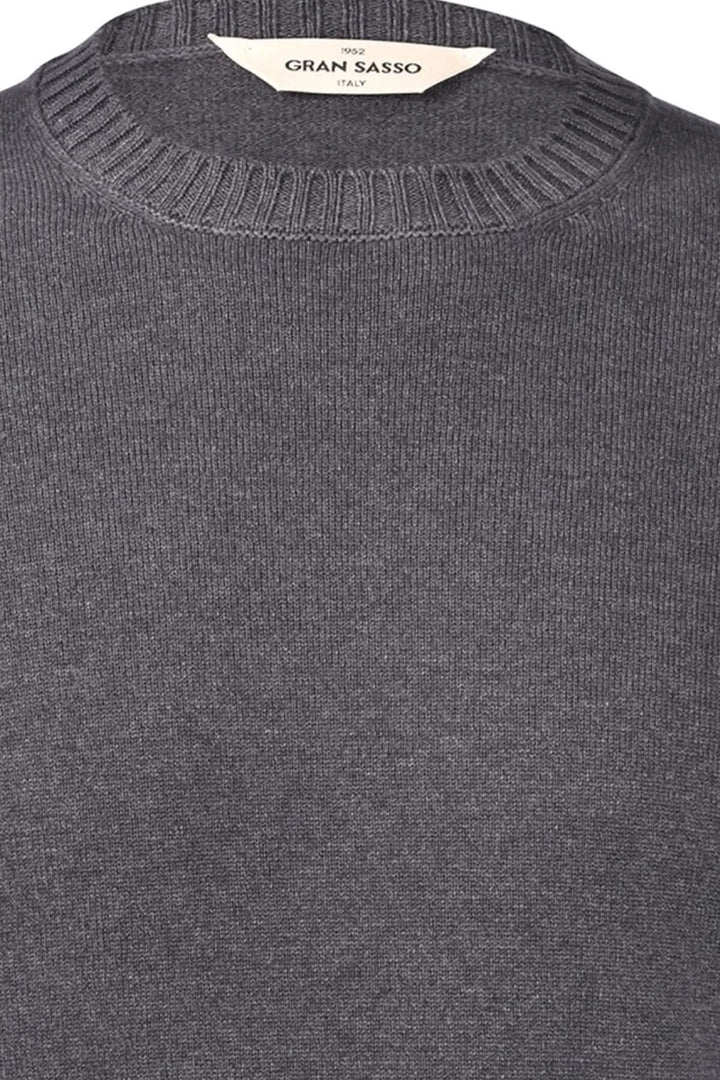 Pull en laine et cachemire gris avec col rond, étiquette Gran Sasso à l'arrière.