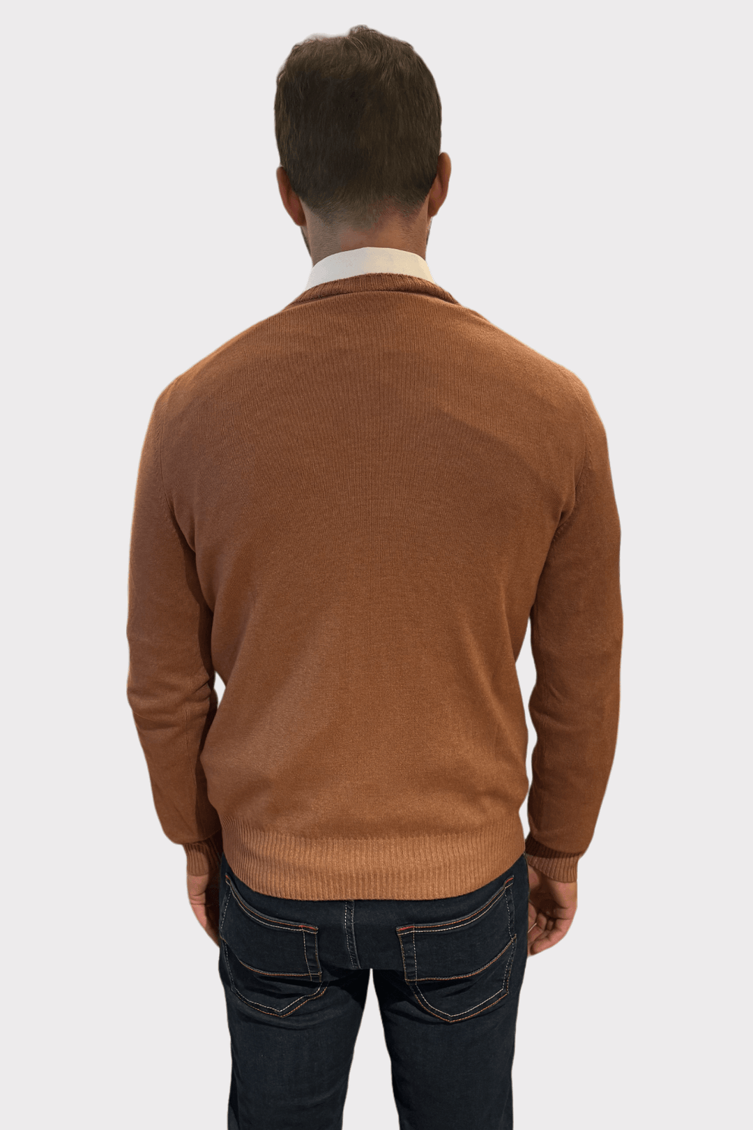 Pull en laine et cachemire orange porté par un homme, vue de dos, style décontracté et élégant.