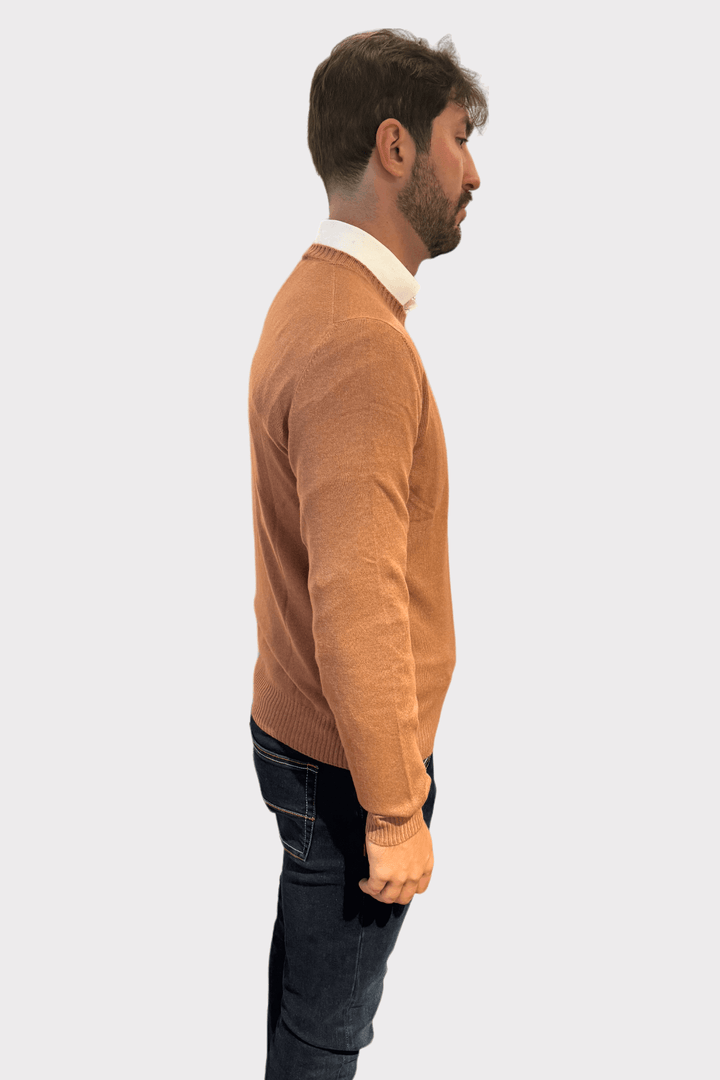 Pull en laine et cachemire orange porté par un homme, coupe classique, style décontracté à sophistiqué.