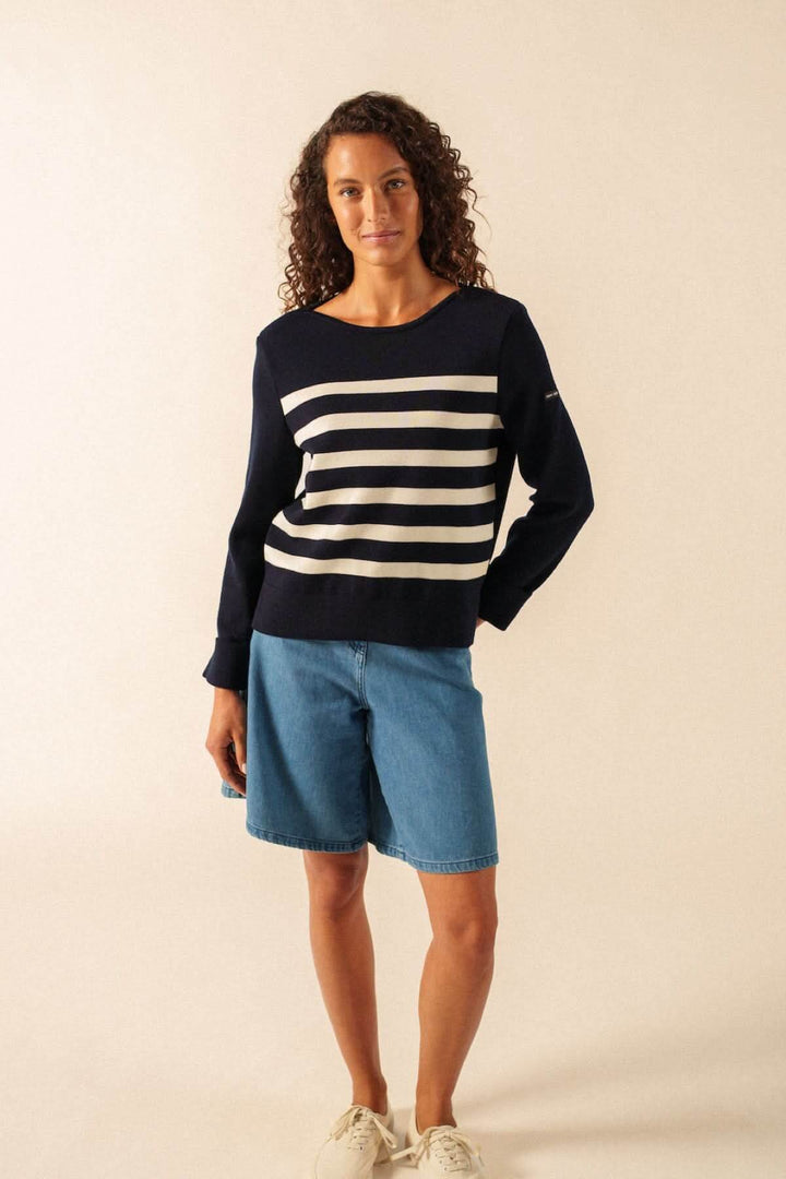 Chandail de tricot MARSEILLAN à rayures, manches longues, porté avec short en jean, style décontracté et élégant.