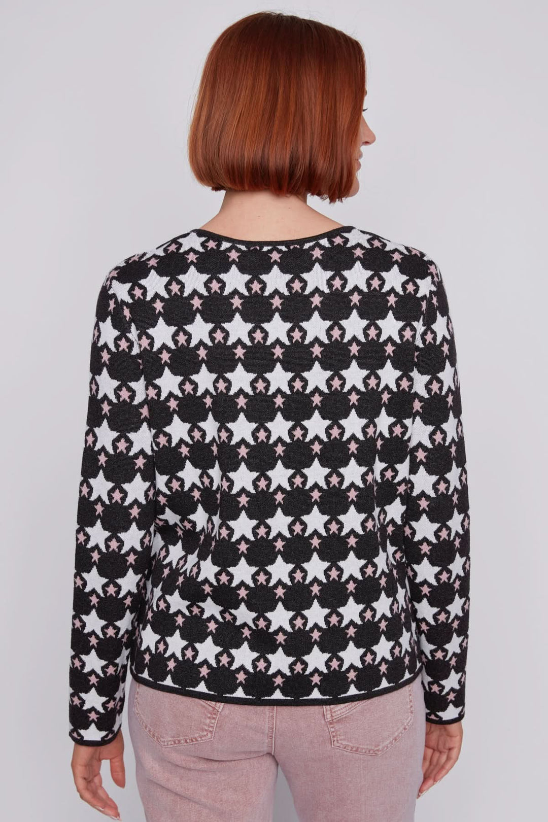 Chandail de tricot col V à motifs d'étoiles, vue de dos, parfait pour un look décontracté et élégant.