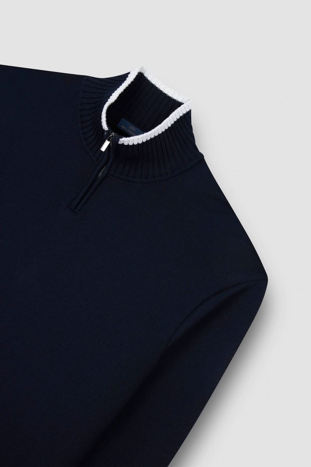 Chandail à demi-fermeture bleu marine avec détails contrastés au col pour un look sportif et raffiné, idéal pour les tenues décontractées-chics.