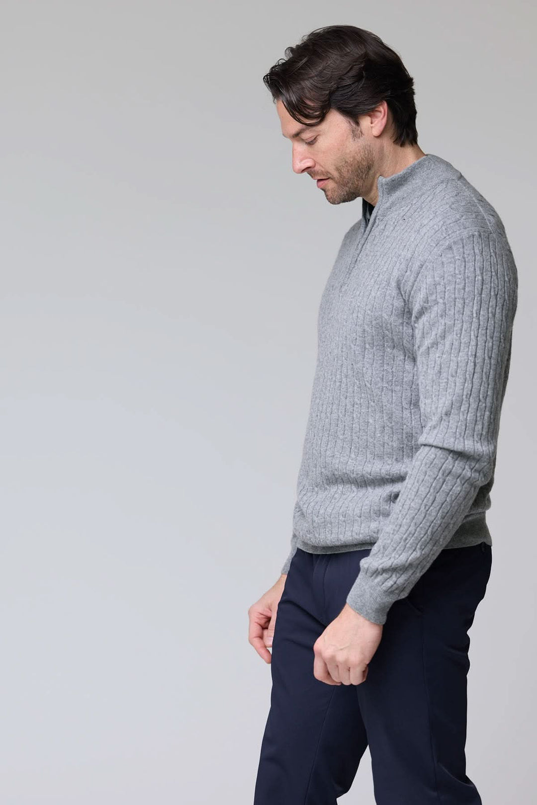 Homme portant un Chandail à demi-glissière torsadé en laine gris avec col montant, tricot texturé et poignets côtelés.