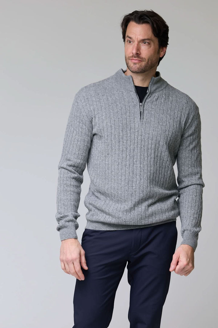 Homme portant un Chandail à demi-glissière torsadé en laine gris élégant et décontracté parfait pour temps frais.
