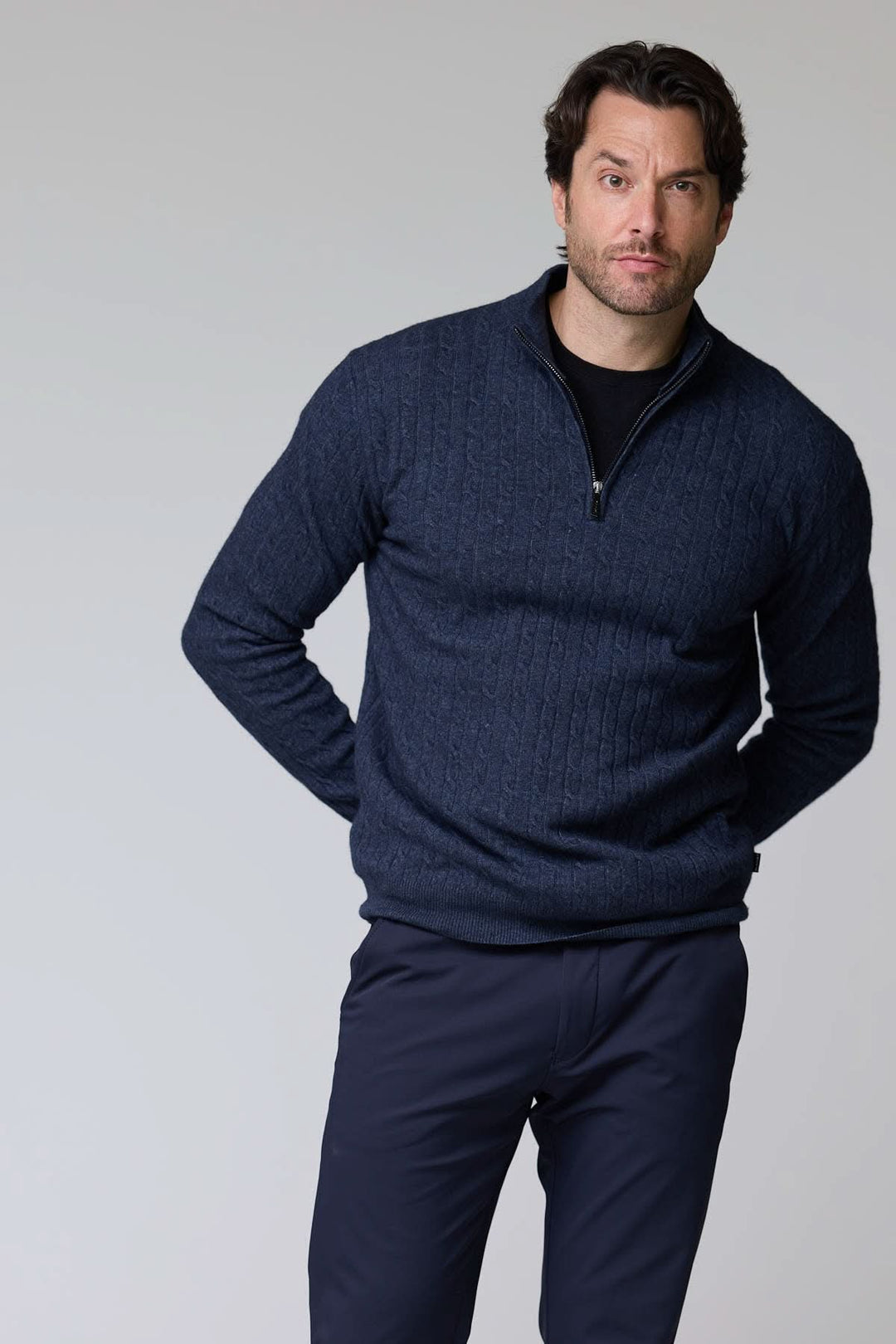Homme portant un chandail à demi-glissière torsadé en laine bleu marine élégant et décontracté, parfait pour les journées fraîches.