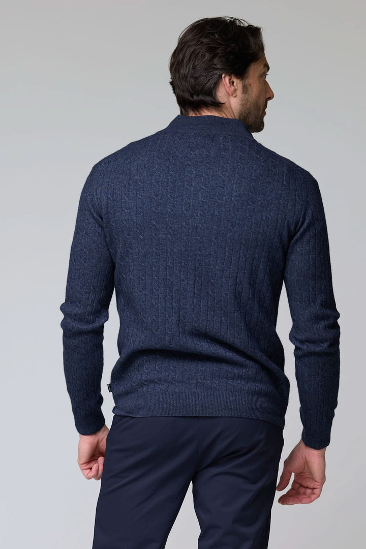Homme portant un chandail à demi-glissière torsadé en laine de couleur marine, vue arrière, élégant et décontracté.