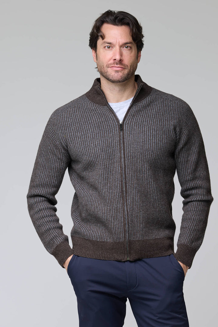 Homme portant un Chandail à demi-glissière torsadé en laine mérinos avec motif élégant, col montant et poignets côtelés.