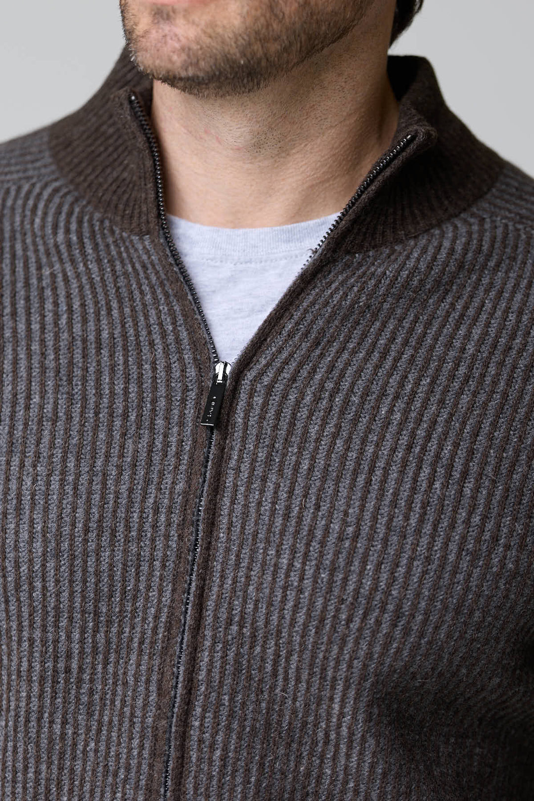 Chandail à demi-glissière torsadé en laine mérinos avec motif torsadé élégant et col montant, parfait pour un style raffiné.